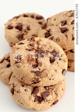sweet round cookies with chocolate chips sweet round cookies with chocolate chips 87015795