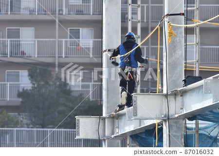 Steel frame assembly work site: Work scene of a jumper 87016032