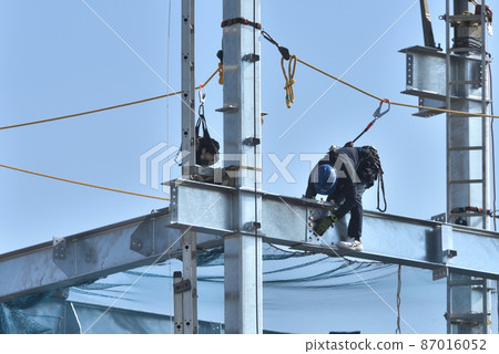 Steel frame assembly work site: Work scene of a jumper 87016052
