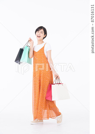 在白色背景下購物的年輕女子 87016131