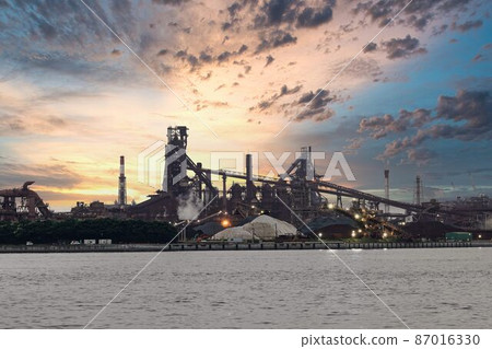 Steelworks sinking in the sunset ② 87016330
