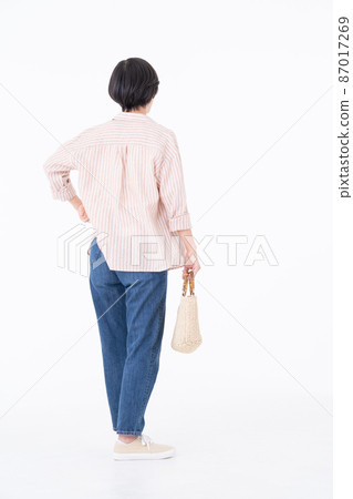 白色背景下行走的年輕女子 白色背景下行走的年輕女子 87017269