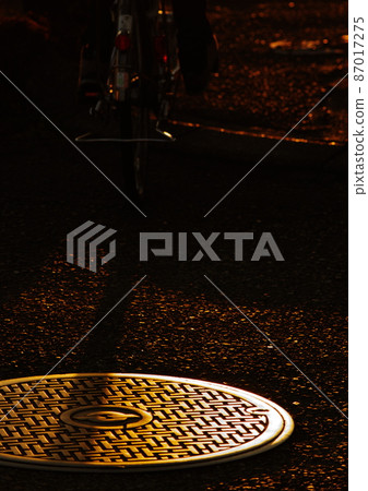 夕陽西下，騎自行車回家 87017275