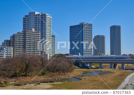 From Shin Futako Bridge in Kawasaki City, Kanagawa Prefecture, toward Futako Tamagawa on the east side 87017363