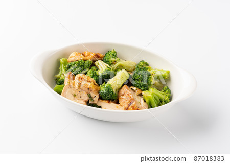 Stir-fried chicken and broccoli 87018383