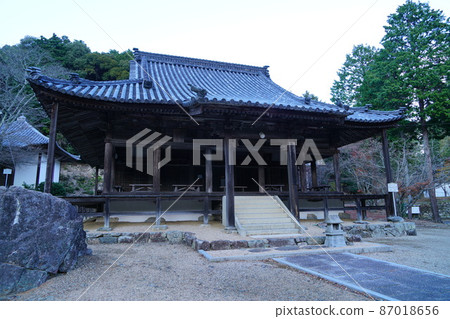 [Setouchi 33 Kannon Sacred Ground] No. 10 Early winter scenery in the precincts of Fukusho-ji Temple 1 Bizen City, Okayama Prefecture 87018656