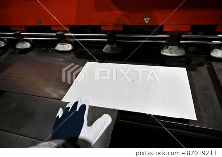 在打褶製造剪板機工作的男工 87019211