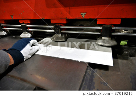 Male worker working in shirring Manufacturing shear machine 87019215