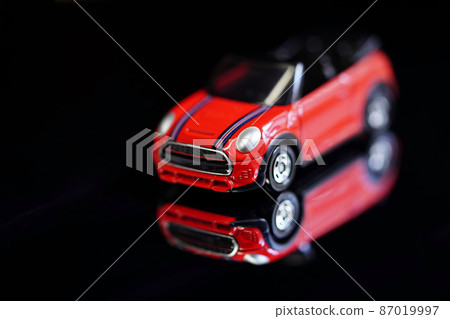 Indoor shooting of a miniature car floating in the mirror 87019997