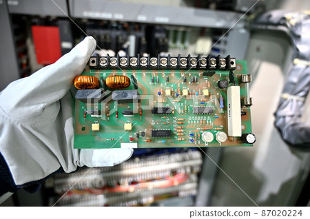 更換配電盤板的工人 印刷電路板 半導體製造業 更換配電盤板的工人 印刷電路板 半導體製造業 87020224