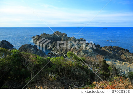 [Wakayama Prefecture] The southernmost tip of Honshu under fine weather (Kii Peninsula, Shionomisaki) 87020598