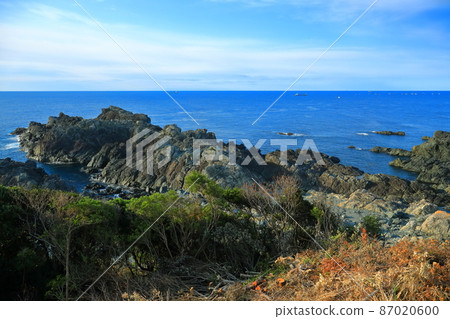 [Wakayama Prefecture] The southernmost tip of Honshu under fine weather (Kii Peninsula, Shionomisaki) 87020600