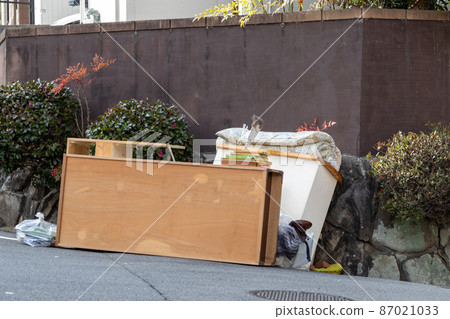 Large trash outside the house Large trash outside the house 87021033