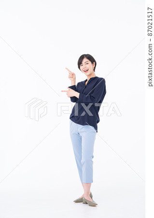 白色背景的年輕女士 87021517