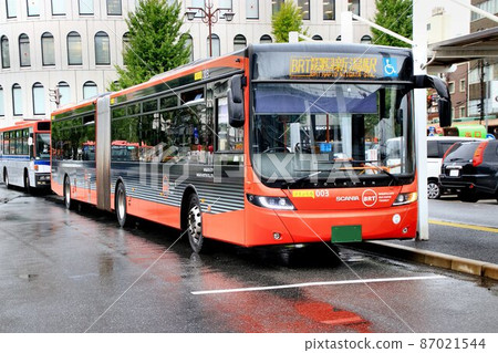 Run fast in the city of Niigata with a large car body [Mandaibashi Line Twin Kuru] 87021544