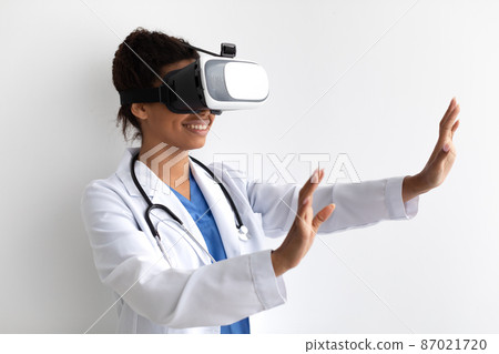 Black Doctor Using Virtual Reality Headset For Medical Purposes 87021720