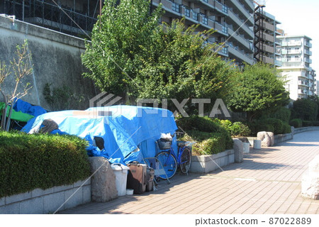 Blue tent in Sumida Park 87022889