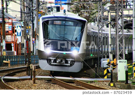 A commuter train that runs fast to Odawara and Shinjuku A commuter train that runs fast to Odawara and Shinjuku 87023459