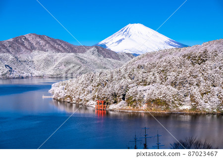 《Kanagawa Prefecture》 Mt. Fuji, Hakone Lake Ashi in the snowy landscape 87023467