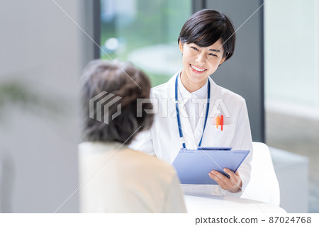 Medical personnel interviewing seniors "LINK FOREST" Medical personnel interviewing seniors "LINK FOREST" 87024768