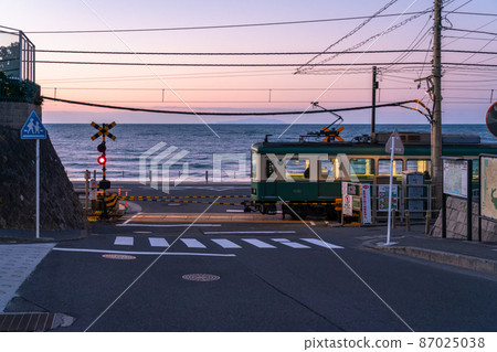 《神奈川縣》海邊的江之電,清晨鎌倉高中前的鐵路道口 《神奈川縣》海邊的江之電,清晨鎌倉高中前的鐵路道口 87025038