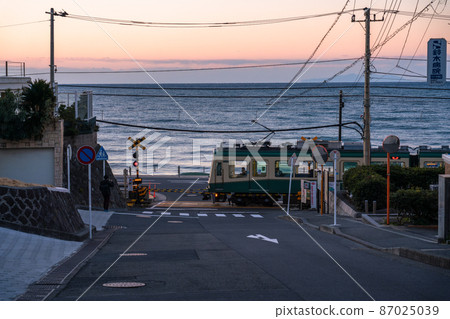 《神奈川縣》海邊的江之電,清晨鎌倉高中前的鐵路道口 《神奈川縣》海邊的江之電,清晨鎌倉高中前的鐵路道口 87025039