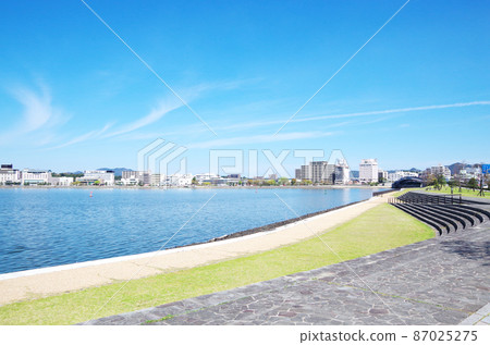 Scenery on the shores of Lake Shinji in fine weather ... Matsue City, Shimane Prefecture (fine weather) 87025275