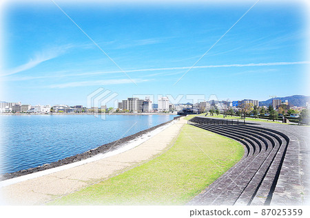 [Painting style] Scenery on the shores of Lake Shinji in fine weather ... Matsue City, Shimane Prefecture (fine weather) 87025359
