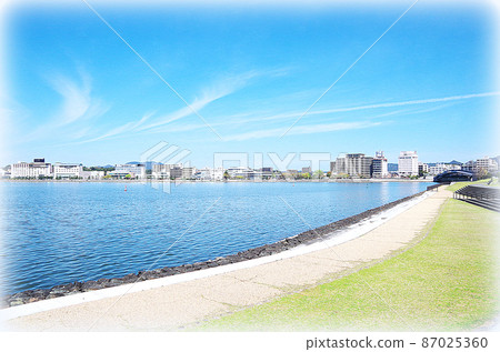 [畫風]晴天宍道湖畔的風景...島根縣松江市（晴天） 87025360