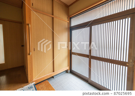 Large Japanese-style entrance 87025695