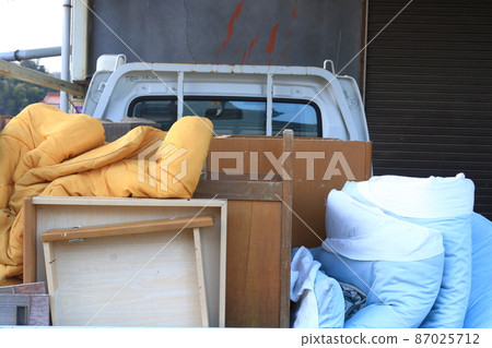 裝載在輕型卡車上的超大垃圾 87025712