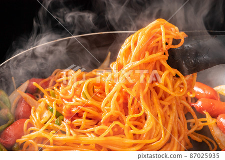 在烹飪過程中將番茄醬與意大利面混合 87025935