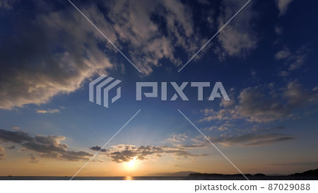 Winter evening sky, wide-angle, 220204pm 87029088