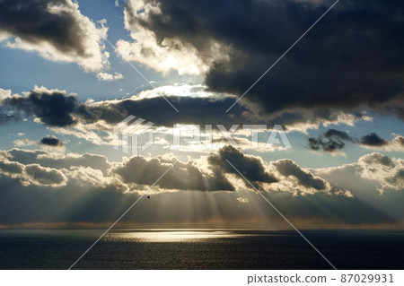 由冬天的天空和大海、下午的太陽和雲彩創造的動態景觀 由冬天的天空和大海、下午的太陽和雲彩創造的動態景觀 87029931