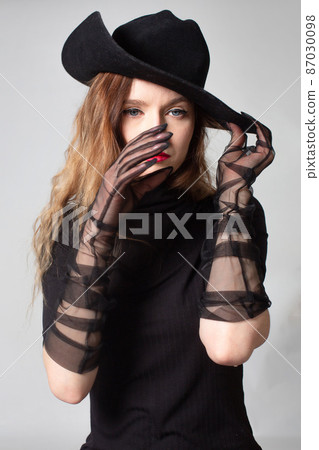 Woman in total black on grey 87030098