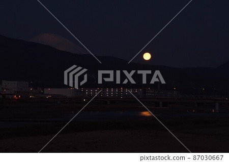 The setting of the moon and the brilliance of the river surface The setting of the moon and the brilliance of the river surface 87030667