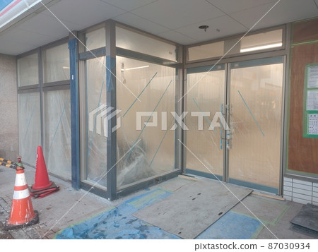 Convenience store under renovation 87030934