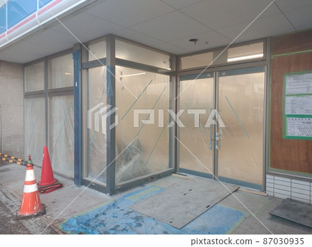 Convenience store in front of the station. During remodeling 87030935