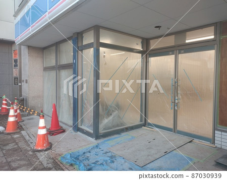 I can't see the inside of the store. What's happening 87030939