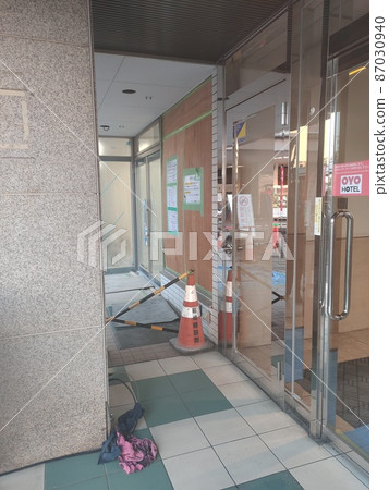 no Trespassing. Under urgent renovation 87030940