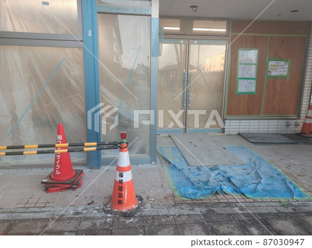 Under construction. Firmly cure the vinyl sheet on the window glass 87030947