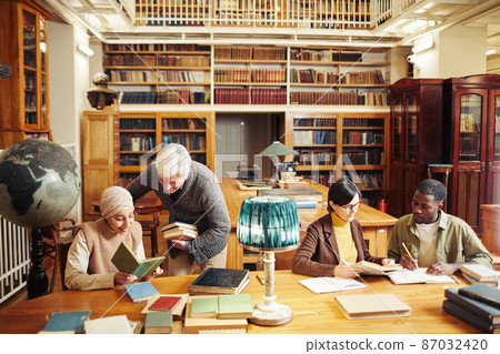 Group of People in Library 87032420