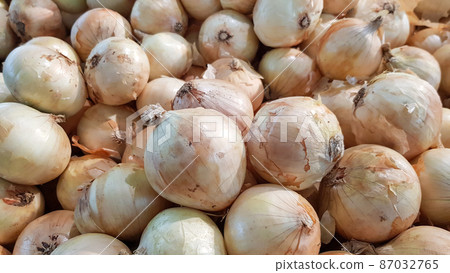 A large number of onions are placed on shelves for sale in a department store in Thailand. 87032765