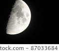漂浮在漆黑中的月亮 87033684
