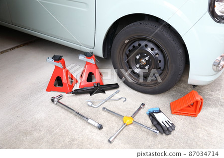 Work scene to replace normal tires with studless tires Work scene to replace normal tires with studless tires 87034714