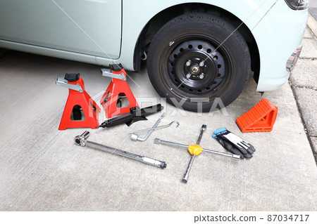 Work scene to replace normal tires with studless tires 87034717