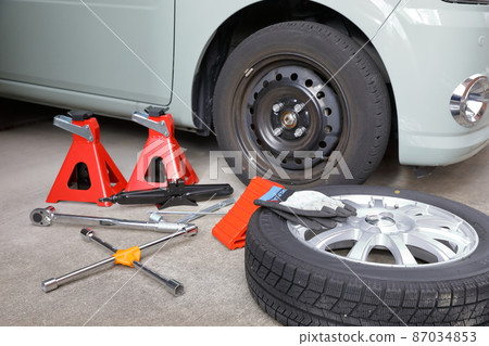 Work scene to replace normal tires with studless tires 87034853