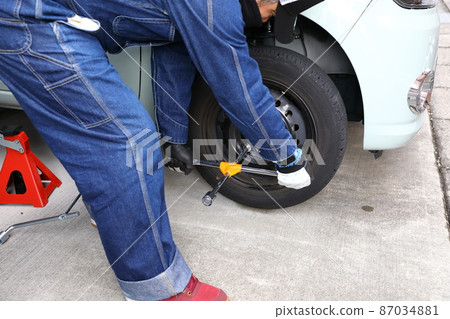 Work scene to replace normal tires with studless tires Work scene to replace normal tires with studless tires 87034881