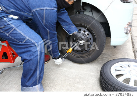 Work scene to replace normal tires with studless tires 87034883