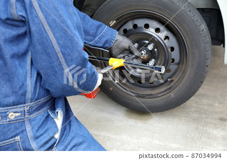 Work scene to replace normal tires with studless tires Work scene to replace normal tires with studless tires 87034994